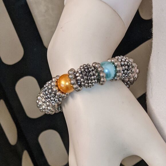 Chunky multi colored bead & silvertone bracelet - Picture 3 of 9